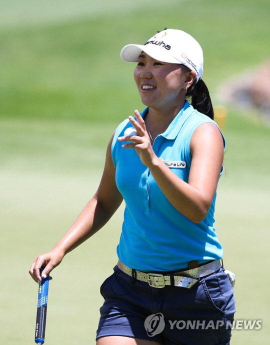 김인경이 지난 4월 14일 미국 하와이주 오하우섬 코올리나 골프장에서 열린 미국여자프로골프(LPGA) 투어 롯데 챔피언십 2라운드에서 18번홀 버디 성공 후 홀아웃하며 인사하고 있다.  <롯데 제공/연합뉴스>